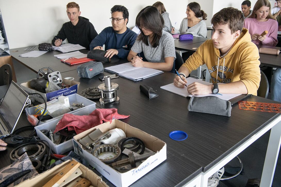 étudiants en cours de génie industriel