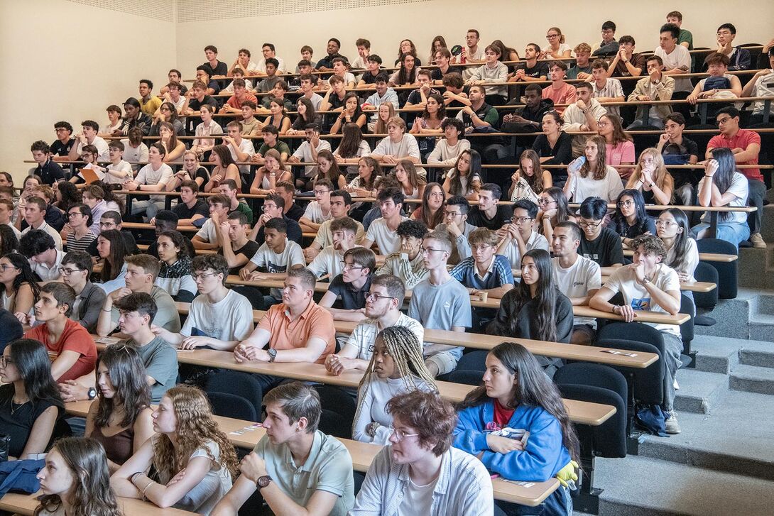 amphithéâtre rempli avec 200 étudiants